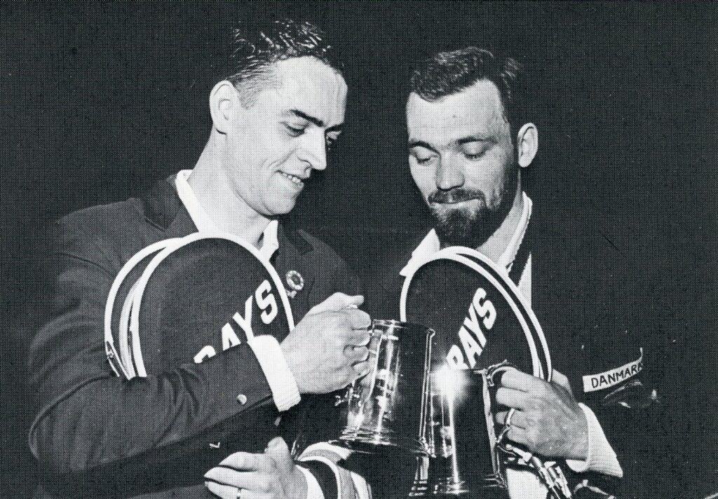 Jørgen Hammergaard Hansen (tv) og Finn Kobberø efter All England triumfen i 1964 hvor de vandt All England titlen i herredouble for 6. gang og dermed også pokalerne til ejendom. 