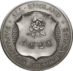 Poul-Erik Nielsens medalje fra triumfen i herredouble ved All England i 1958 (forsiden).