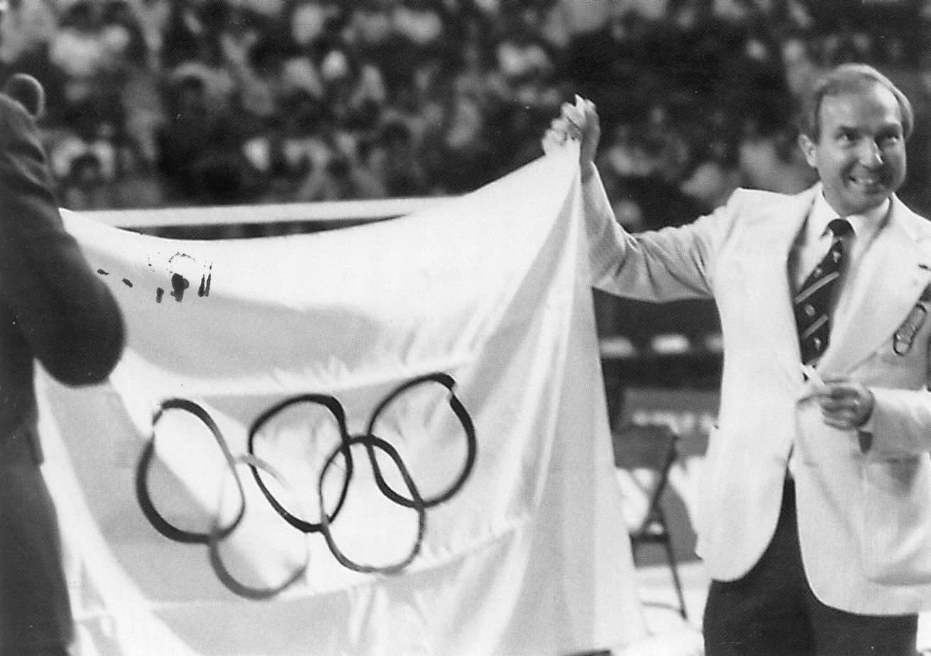 Som præsident for IBF får Poul-Erik Nielsen i 1985 overrakt det olympiske flag som symbol på, at badminton endelig var blevet optaget som idrætsgren ved de olympiske lege i Barcelona 1992.