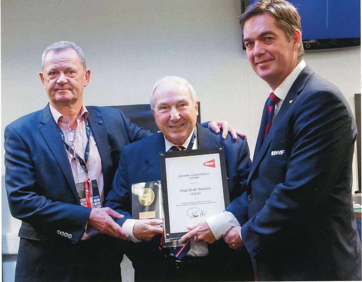 Poul-Erik Nielsen blev i 2015 hædret med BWFs Lifetime Achievement Award, der gives i anerkendelse af en exceptionel, livslang støtte og arbejde for badmintonsporten. Hæderen blev overrakt af præsident for BWF, Poul-Erik Høyer (th). Tv. daværende formand for Badminton Danmark René Toft.