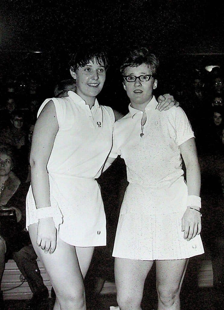Finalisterne i damesingle 1966. Lisbeth von Barnekow, CBK (th) vinder over Ulla Strand, KBK med 11/10 og 11/5 i Gentofte Badminton Klubs hal.
