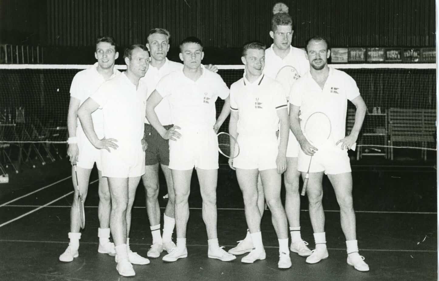 Det danske badmintonlandshold med (fh) Erland Kops, Per Walsøe, (bagerst) ,Tom Bacher, Svend Pri, Jørgen Mortensen (bagerst),  Knud Aage Nielsen og Henning Borch (bagerst).