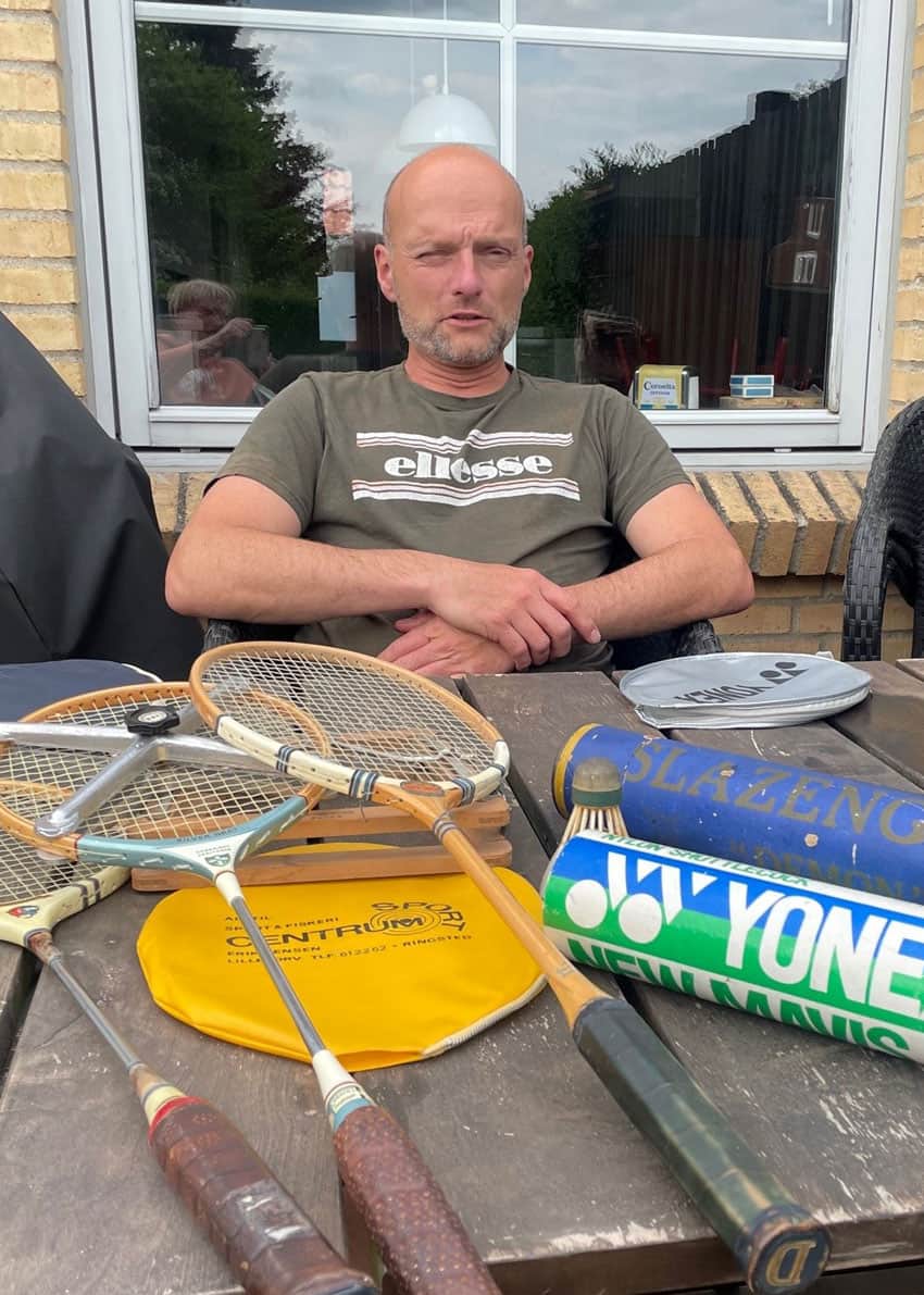 Lars Dalgaard, Værløse Badminton Klub, har doneret gamle badminton effekter til Badmintonmuseet. Foto. Gert Hansen.