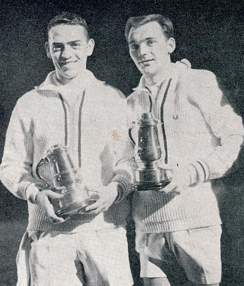 Jørgen Hammergaard Hansen og Finn Kobberø (th) med All England Mens Double pokalerne.