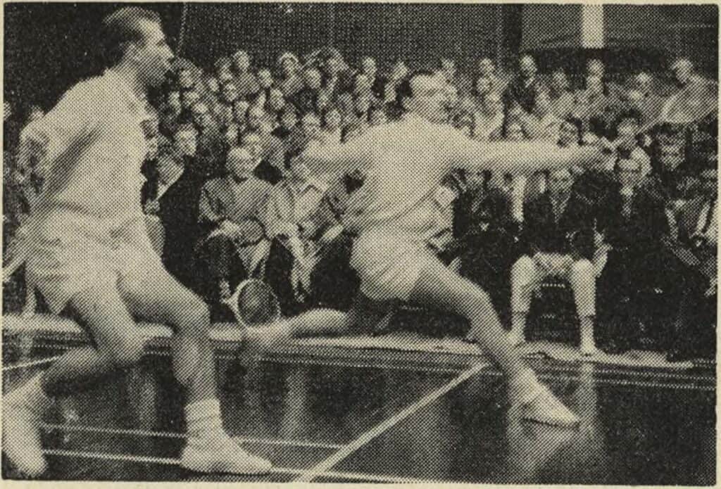Finn Kobberø og Poul-Erik Nielsen (tv) i aktion i en landskamp mod Sverige i 1960 der blev afviklet i Aalborg foran et talstærkt publikum. Danmark vandt 6-1.