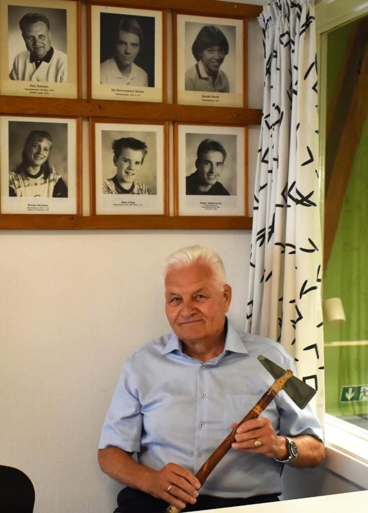 Poul Petersen med den berømte tomahawk, importeret fra Canada. Foto. Søren Langhorn.