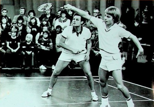 Poul Petersen i aktion i en HD for Køge Badminton Klub med en meget ung Steen Fladberg som makker.