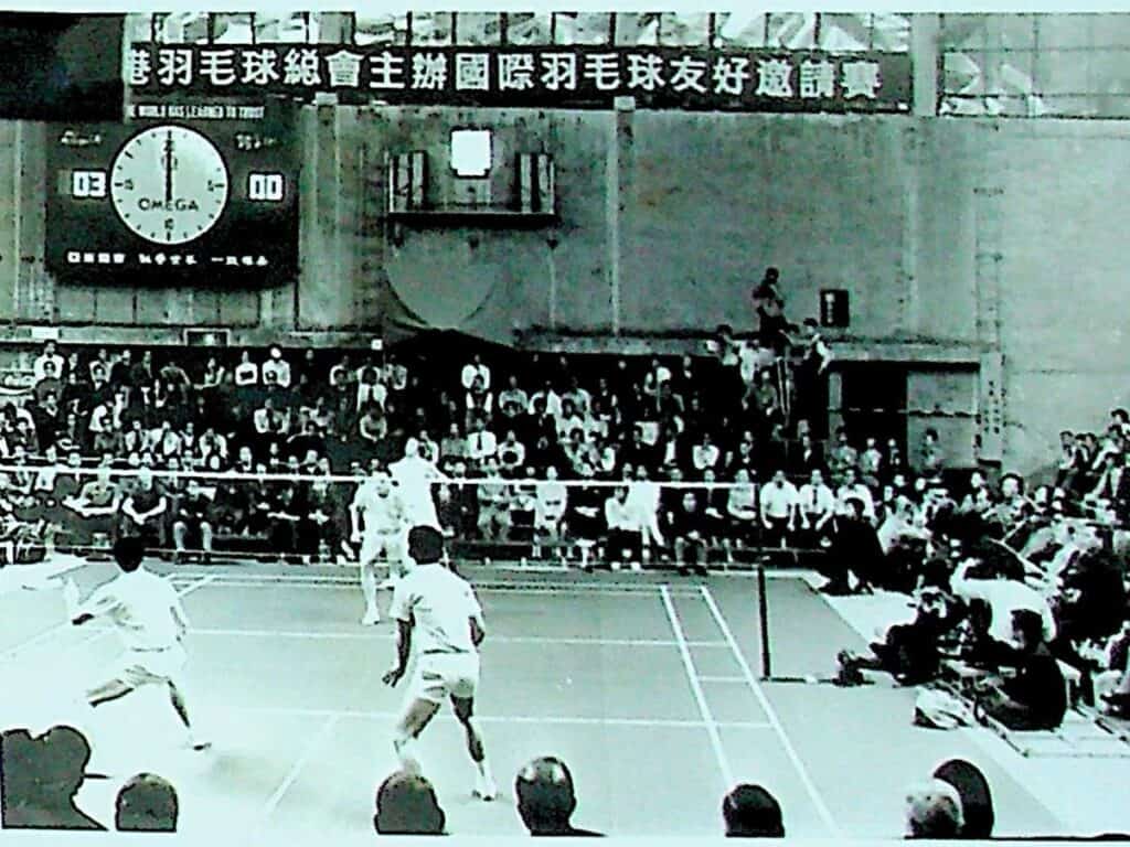 Landskamp mod Kina i Hong Kong i dec. 1973 for fulde huse. Med på holdet i Østen var også Ulla Strand, Lene Køppen og Flemming Delfs. Kina var endnu ikke medlem af IBF, og derfor talte landskampen ikke med i den officielle statistik.