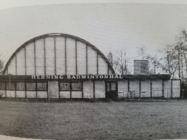 Badmintonhallen på Ydunsvej med 5 baner blev taget i brug i 1971 af Herning Badminton Klub.