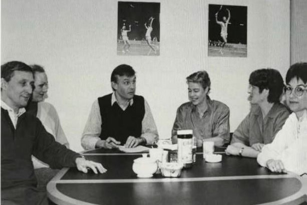 Morgenmøde på forbundskontoret i slutningen af 1980’erne. F.v. Henning Borch, Sidsel Al-Jibouri, generalsekretær Torben Freij Jensen, Lilli Henriksen, Jytte Hansen og Lene Clausen.