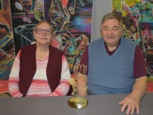 Birgit og Bjarne Eriksen med BEC Technical Official Award, som de fik overrakt ved Badminton Europe Awards i Budapest i 2024. Med den hyldes de for deres store arbejde med uddannelse af linjedommere og varetagelse af linjedommergrupper både i Danmark og resten af Europa gennem 25 år.