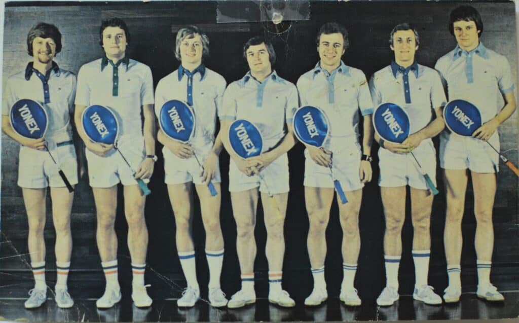 Det danske Thomas Cup hold 1976 der vandt Europa Zonen med en 5-4 sejr over rivalerne fra Sverige og dermed kvalificerede sig til Thomas Cup finalen. Fv. landstræner Hans Henrik Svendsen, Flemming Delfs, Jesper Helledie, Svend Pri, Elo Hansen, Jørgen Mortensen og Steen Skovgaard.