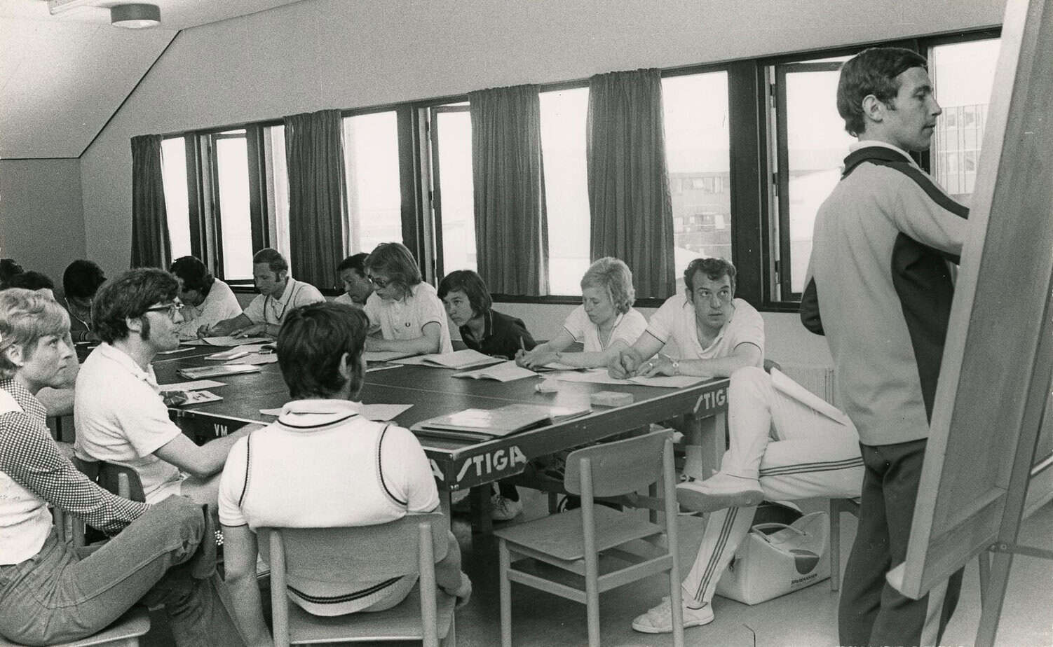 Der lyttes opmærksom på det første trænerkursus i Qaqortoq, hvor Torsten Berg og Keld Axelsen fra DBF var instruktører. Privatfoto.