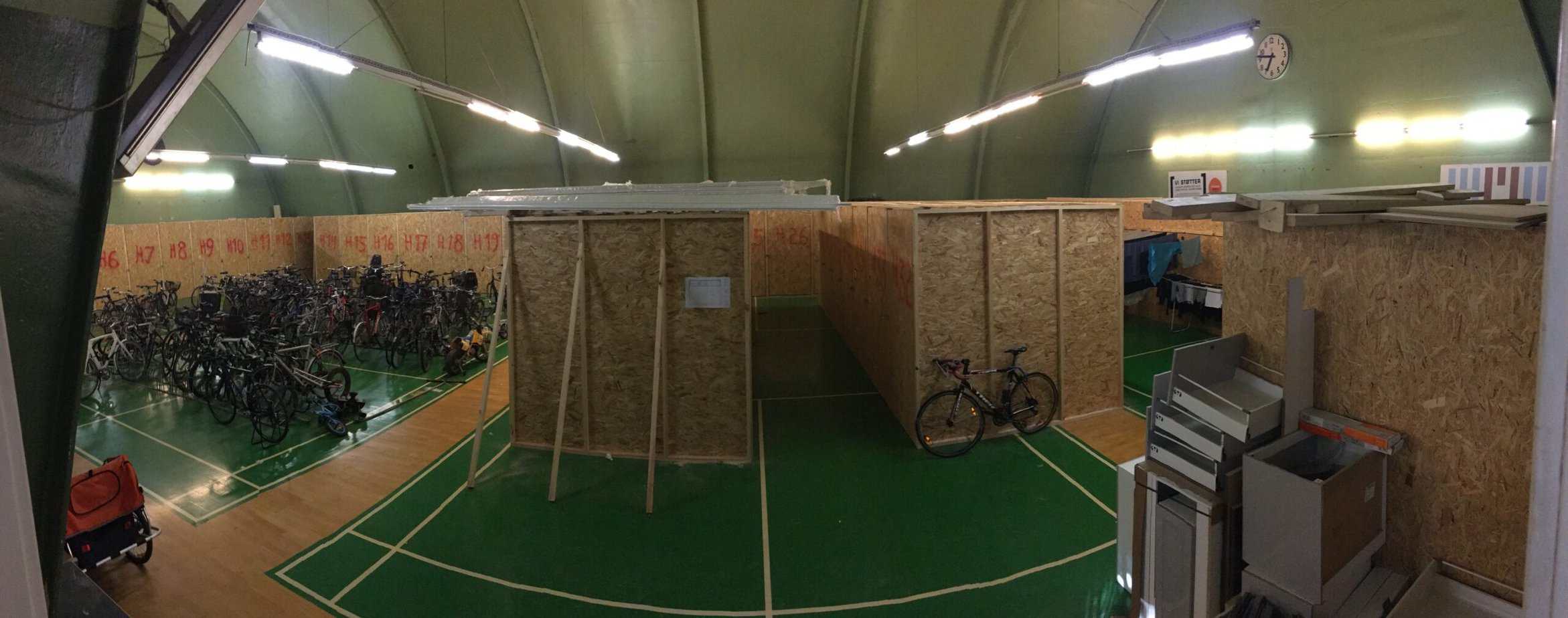 ABC Hallen - i dag et sørgeligt syn. De grønne baner bliver nu brugt til cykelparkering og pulterkammer til opbevaring. Foto. Gert Hansen, Badmintonmuseet.