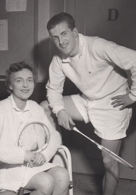 SIF Badminton fejrer i 2025 100 års jubilæum. På billedet, som er fra DM 1959, ses Birthe Christiansen sammen med Ole Mertz, bedre kendt som OM. Han fik en afgørende rolle for SIF og badminton i Danmark. Foto: SIF
