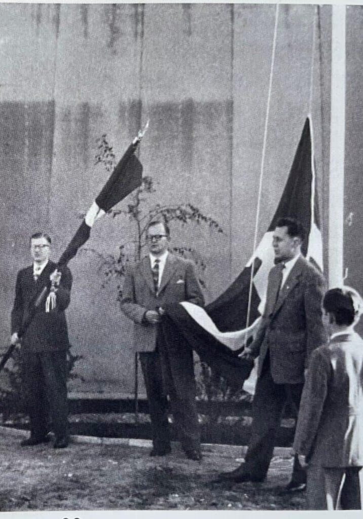 Indvielse af L.B.-Hallen den 2. oktober 1955. Badmintonklubbens formand Ernst Andersen (ved flagstangen) holder tale. Foto Erik Petersen.