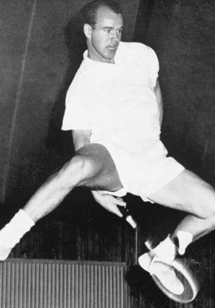 Erland Kops i aktion på banen i en akrobatisk returnering. Foto. Badminton Danmark.