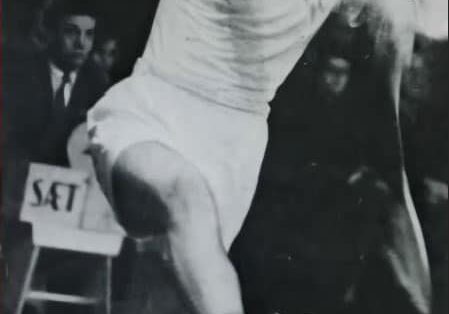 Finn Kobberø i aktion i 1957. At dømme efter dannebrogsflaget på trøjen i en landskamp.