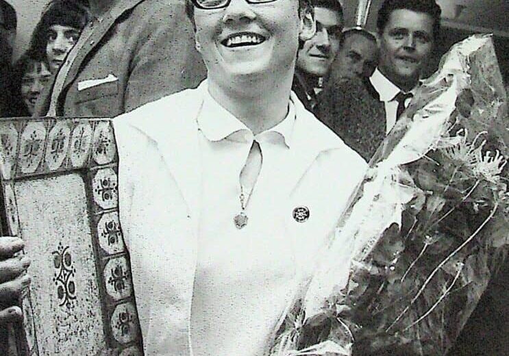 En glad Lisbeth von Barnekow med blomster og erindringspræmie efter finalesejr over svenske Eva Tvedberg i VBC's åbne turnering 1965.