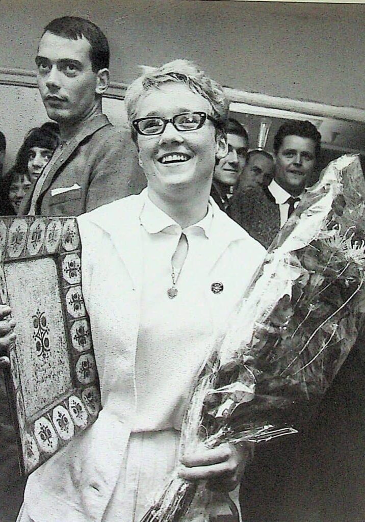 En glad Lisbeth von Barnekow med blomster og erindringspræmie efter finalesejr over svenske Eva Tvedberg i VBC's åbne turnering 1965.
